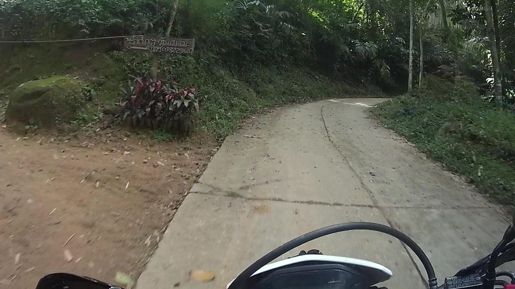 ภาพถนนตรงที่ ไร่ชาภูตะวัน บ้านแม่แมะ ตั้งอยู่ ถ่ายโดย julcnx พ.ศ. 2565 (2022) · A street-level view of where ไร่ชาภูตะวัน บ้านแม่แมะ · Raichaphutawan Ban Maemae stands, by julcnx in 2565 (2022)