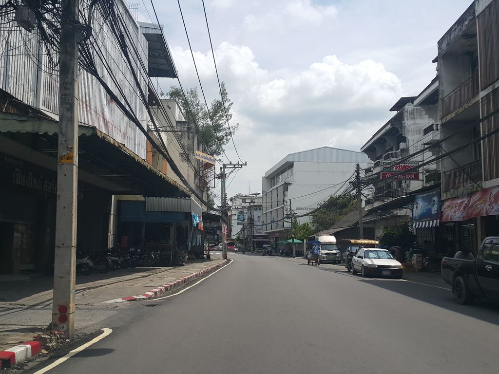 ภาพถนนตรงที่ Manit Travel Service ตั้งอยู่ ถ่ายโดย jrcarlsen พ.ศ. 2558 (2015) · A street-level view of where Manit Travel Service stands, by jrcarlsen in 2558 (2015)