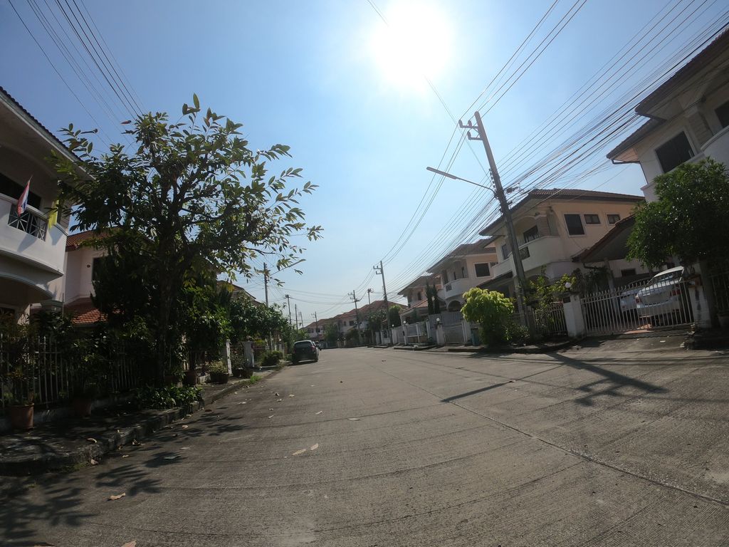 ภาพถนนตรงที่ January Cake House ตั้งอยู่ ถ่ายโดย chanuwath_grab พ.ศ. 2562 (2019) · A street-level view of where January Cake House stands, by chanuwath_grab in 2562 (2019)