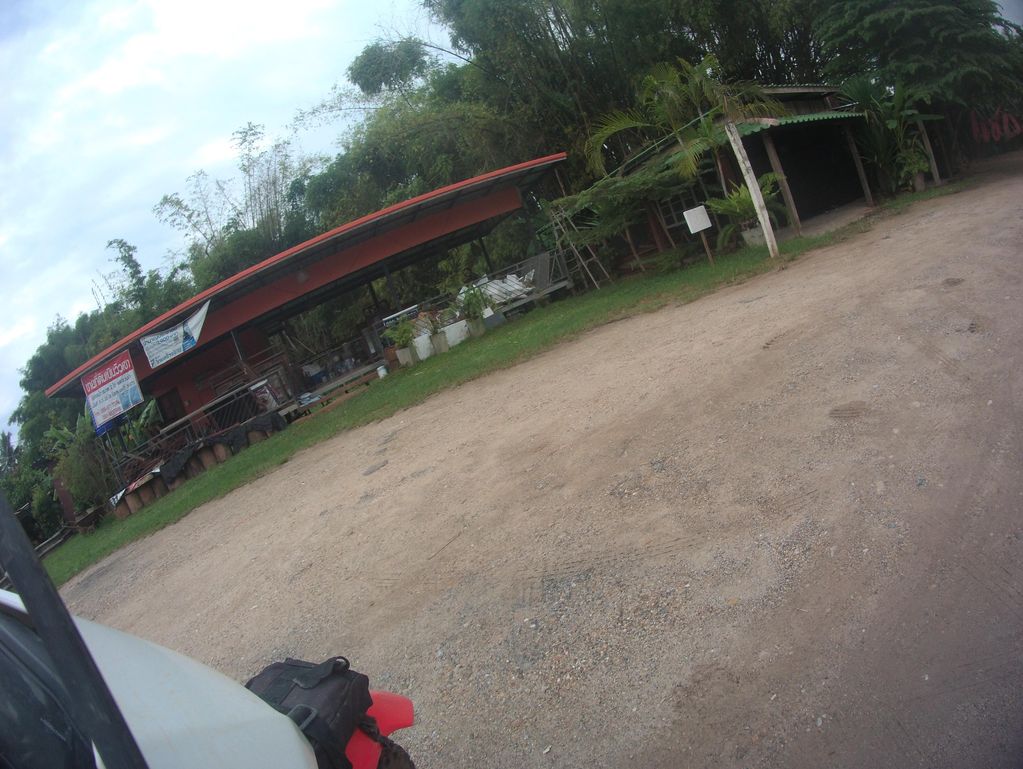 ภาพถนนตรงที่ ตะวันแลง หมูจุ่ม ตั้งอยู่ ถ่ายโดย julcnx พ.ศ. 2566 (2023) · A street-level view of where ตะวันแลง หมูจุ่ม · Tawanlaeng Muchum stands, by julcnx in 2566 (2023)