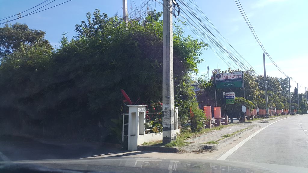 ภาพถนนตรงที่ Pot Plant Farm กัญชา กัญชง ตั้งอยู่ ถ่ายโดย jrcarlsen พ.ศ. 2559 (2016) · A street-level view of where Pot Plant Farm กัญชา กัญชง stands, by jrcarlsen in 2559 (2016)