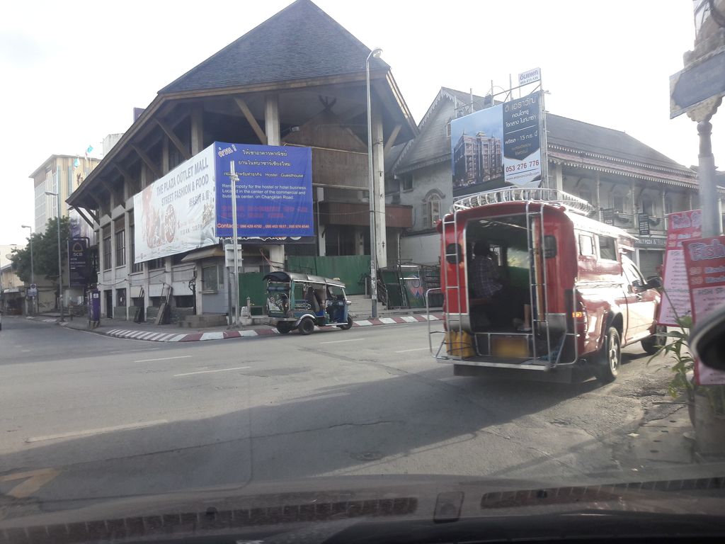ภาพถนนตรงที่ Akaliko design shop ตั้งอยู่ ถ่ายโดย ratchaphat พ.ศ. 2561 (2018) · A street-level view of where Akaliko design shop stands, by ratchaphat in 2561 (2018)