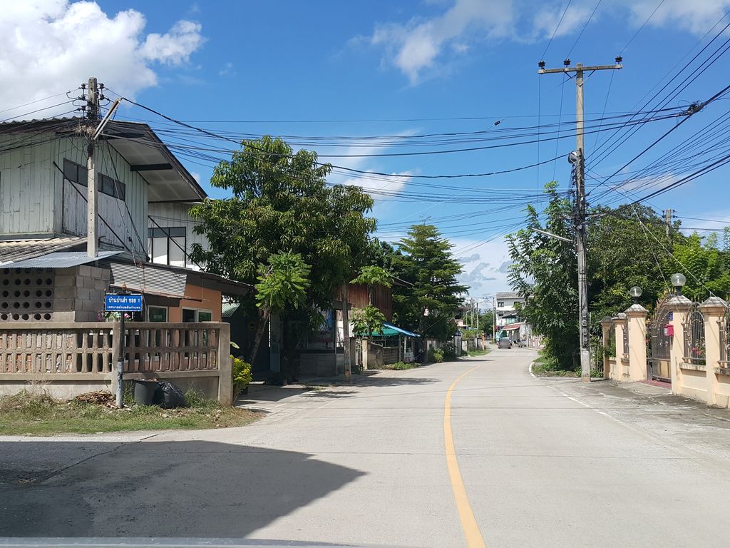 ภาพถนนตรงที่ ร้านลาบกองหลิ่ง ตั้งอยู่ ถ่ายโดย jrcarlsen พ.ศ. 2558 (2015) · A street-level view of where ร้านลาบกองหลิ่ง · Ran Lap Kong Ling stands, by jrcarlsen in 2558 (2015)