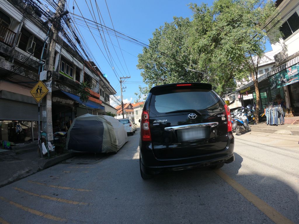 ภาพถนนตรงที่ Speedy & Slowly Bear ตั้งอยู่ ถ่ายโดย chanuwath_grab พ.ศ. 2562 (2019) · A street-level view of where Speedy & Slowly Bear stands, by chanuwath_grab in 2562 (2019)