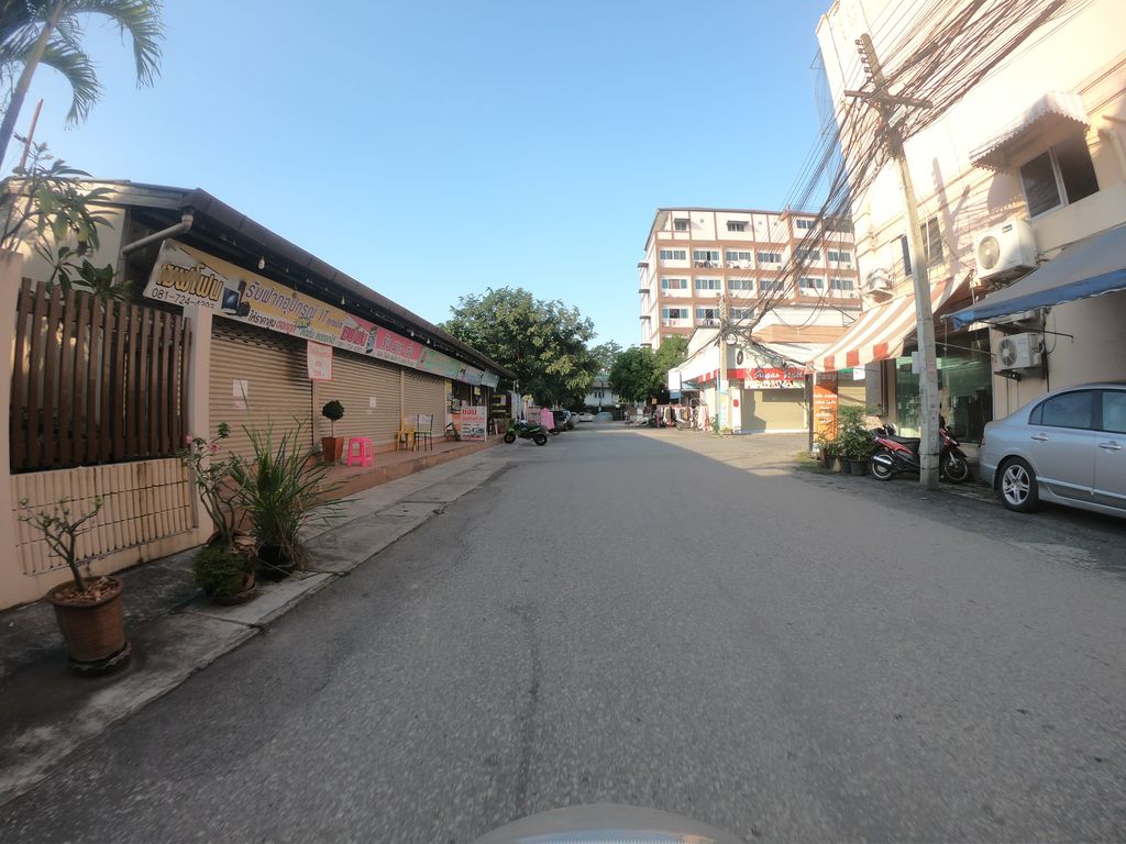 ภาพถนนตรงที่ Tomimaki ตั้งอยู่ ถ่ายโดย chanuwath_grab พ.ศ. 2562 (2019) · A street-level view of where Tomimaki stands, by chanuwath_grab in 2562 (2019)