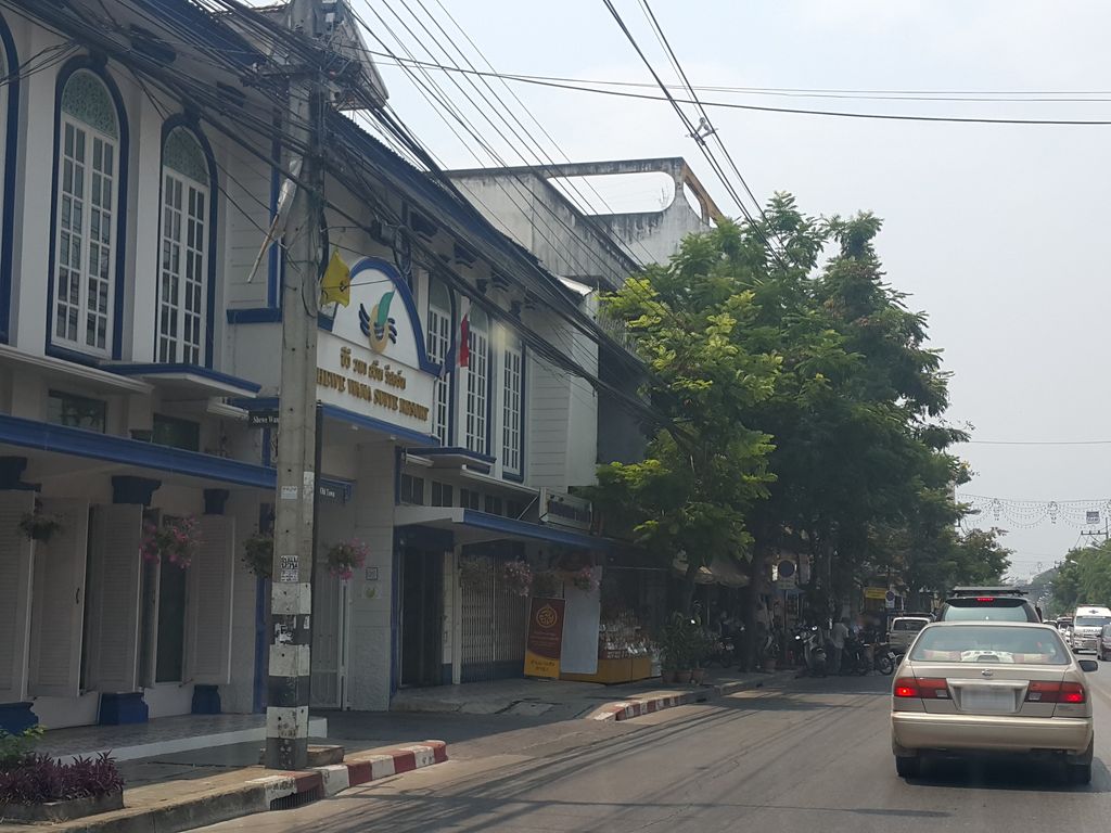 ภาพถนนตรงที่ ชีวี วนา บูติค รีสอร์ท แอนด์ สปา ตั้งอยู่ ถ่ายโดย jrcarlsen พ.ศ. 2559 (2016) · A street-level view of where ชีวี วนา บูติค รีสอร์ท แอนด์ สปา · Chiwi Wana Boutique Resort & Spa stands, by jrcarlsen in 2559 (2016)