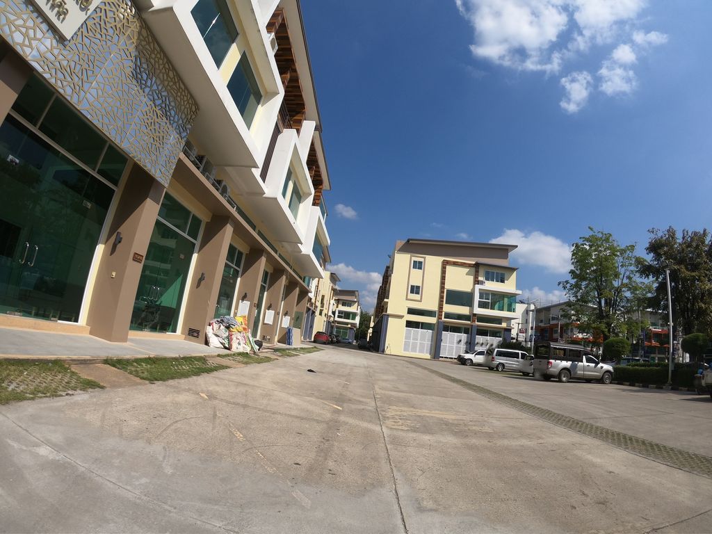 ภาพถนนตรงที่ Siam Cell Life Clinic ตั้งอยู่ ถ่ายโดย chanuwath_grab พ.ศ. 2562 (2019) · A street-level view of where Siam Cell Life Clinic stands, by chanuwath_grab in 2562 (2019)