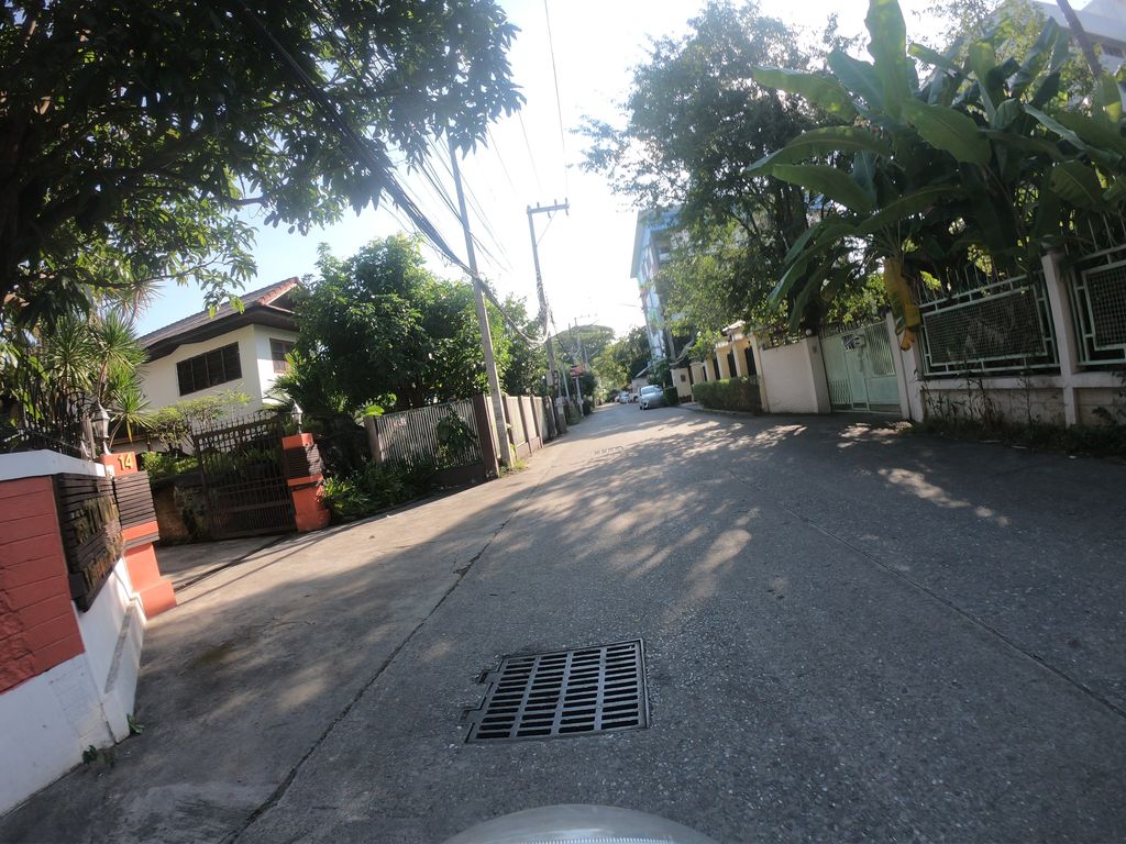 ภาพถนนตรงที่ Nanan House ตั้งอยู่ ถ่ายโดย chanuwath_grab พ.ศ. 2562 (2019) · A street-level view of where Nanan House stands, by chanuwath_grab in 2562 (2019)