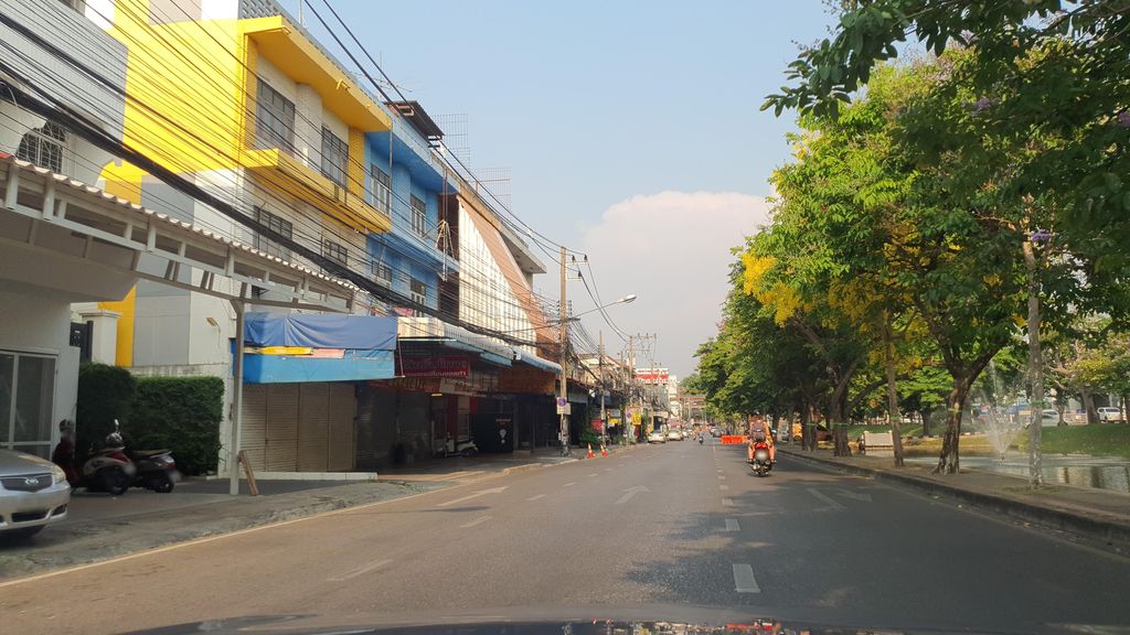 ภาพถนนตรงที่ รุ่งโรจน์ สินค้ามือสอง เชียงใหม่ ตั้งอยู่ ถ่ายโดย jrcarlsen พ.ศ. 2565 (2022) · A street-level view of where รุ่งโรจน์ สินค้ามือสอง เชียงใหม่ · Rungrot Sinkhamuetong Chiang Mai stands, by jrcarlsen in 2565 (2022)