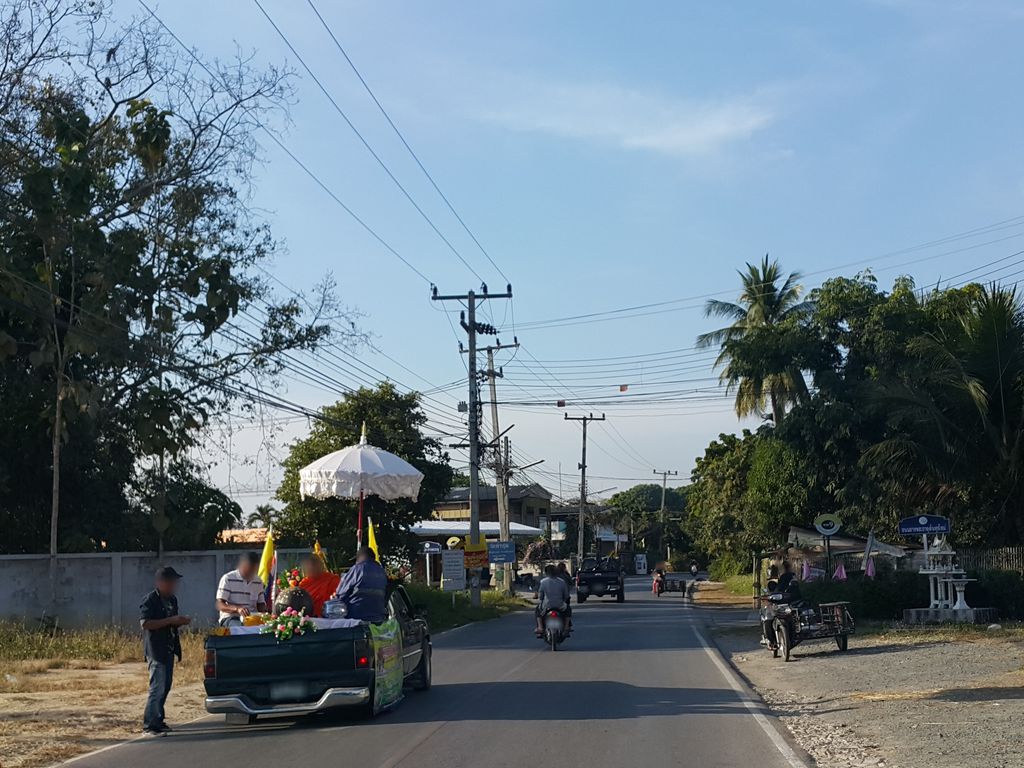 ภาพถนนตรงที่ 95เซอร์วิสBy:ช่างเอ ตั้งอยู่ ถ่ายโดย jrcarlsen พ.ศ. 2559 (2016) · A street-level view of where 95เซอร์วิสBy:ช่างเอ · 95ServiceBy:change stands, by jrcarlsen in 2559 (2016)