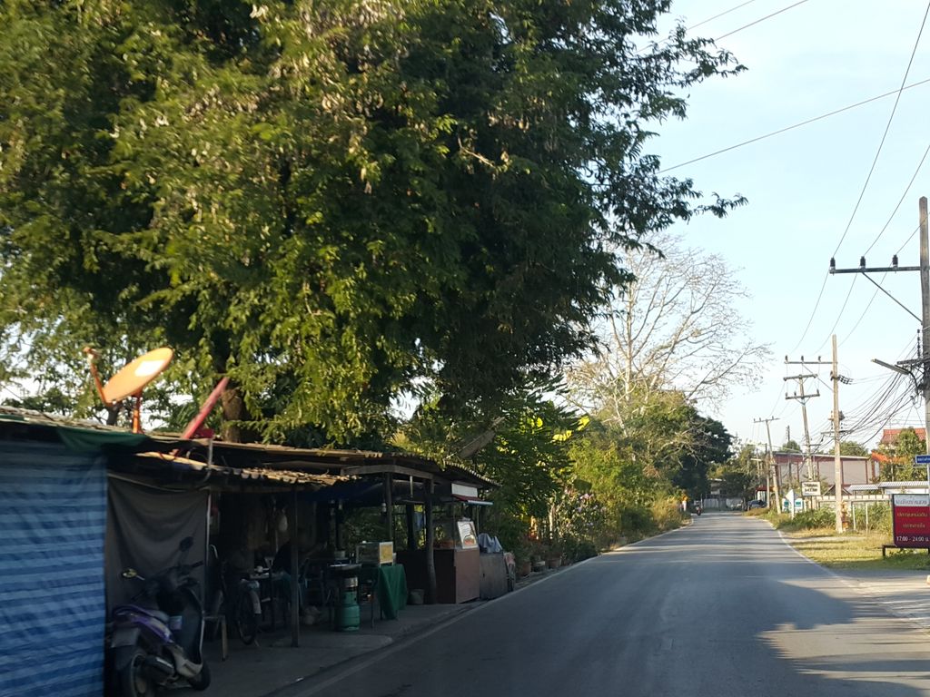 ภาพถนนตรงที่ กิโลเมตรที่ ๙ ตั้งอยู่ ถ่ายโดย jrcarlsen พ.ศ. 2559 (2016) · A street-level view of where กิโลเมตรที่ ๙ · Kilometrathi stands, by jrcarlsen in 2559 (2016)