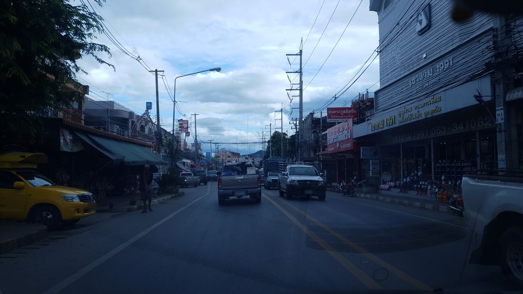 ภาพถนนตรงที่ เกรียงไกร สังฆภัณฑ์ ตั้งอยู่ ถ่ายโดย silamanee พ.ศ. 2561 (2018) · A street-level view of where เกรียงไกร สังฆภัณฑ์ · Kriangkai Sangkhaphan stands, by silamanee in 2561 (2018)
