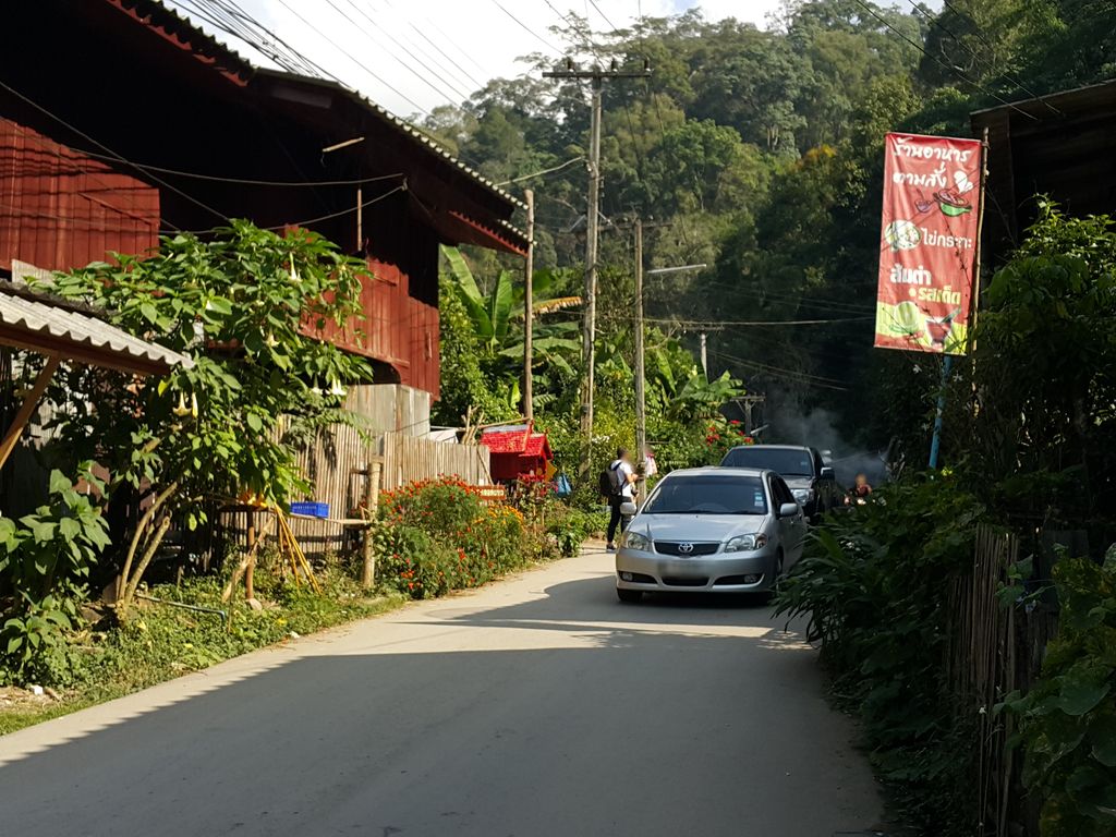 ภาพถนนตรงที่ ที่พัก ลานกางเต็นท์ ริมน้ำแม่กำปอง ตั้งอยู่ ถ่ายโดย jrcarlsen พ.ศ. 2558 (2015) · A street-level view of where ที่พัก ลานกางเต็นท์ ริมน้ำแม่กำปอง · Thi Phak Lan Kang Tent Rimnam Mae Kam Pong stands, by jrcarlsen in 2558 (2015)