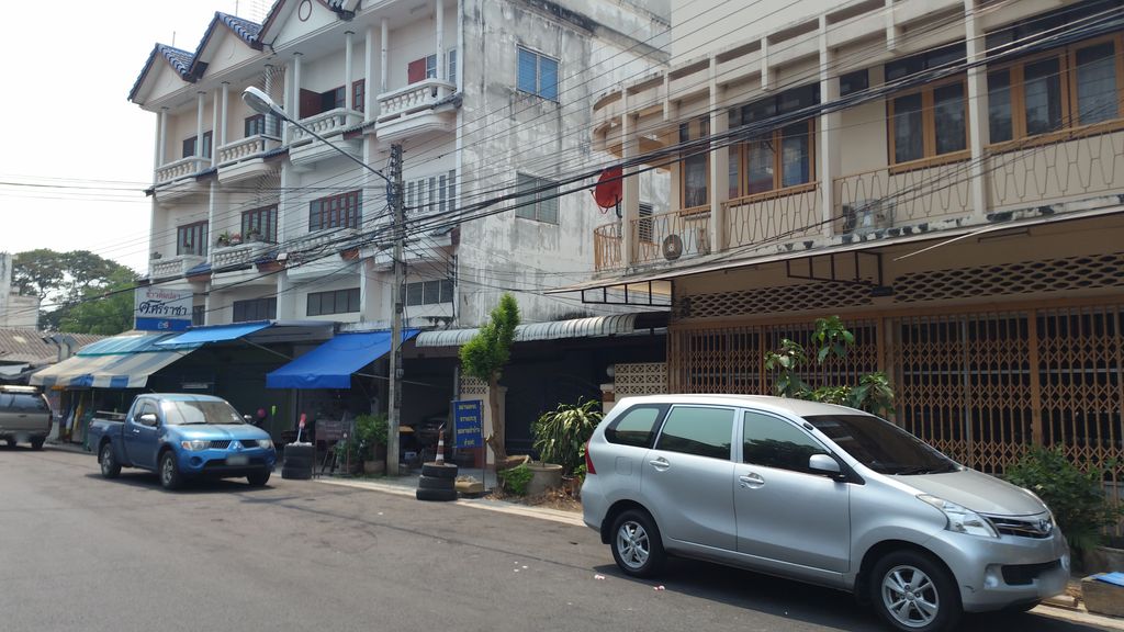 ภาพถนนตรงที่ ขนมบ้านไข่แดง ตั้งอยู่ ถ่ายโดย jrcarlsen พ.ศ. 2560 (2017) · A street-level view of where ขนมบ้านไข่แดง · Khanom Ban Khaidaeng stands, by jrcarlsen in 2560 (2017)