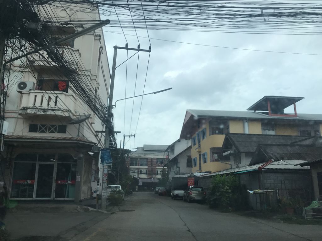 ภาพถนนตรงที่ ไดมอนด์ แฮร์คัท ตั้งอยู่ ถ่ายโดย prasert พ.ศ. 2561 (2018) · A street-level view of where ไดมอนด์ แฮร์คัท · Diamond Haircut stands, by prasert in 2561 (2018)
