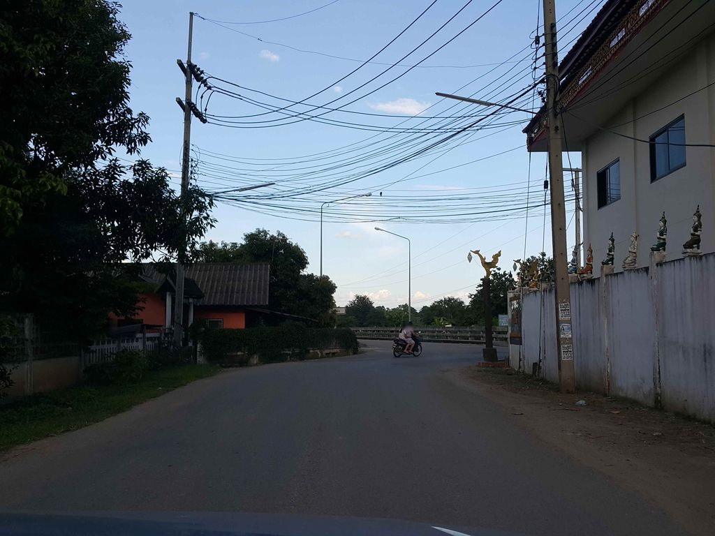 ภาพถนนตรงที่ วัดโพธินิมิตร ตั้งอยู่ ถ่ายโดย jrcarlsen พ.ศ. 2558 (2015) · A street-level view of where วัดโพธินิมิตร · Wat Phothi Ni Mit stands, by jrcarlsen in 2558 (2015)