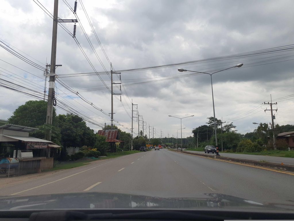 ภาพถนนตรงที่ ทับเดื่อหมูสด ตั้งอยู่ ถ่ายโดย jrcarlsen พ.ศ. 2566 (2023) · A street-level view of where ทับเดื่อหมูสด · Thapduea Mutda stands, by jrcarlsen in 2566 (2023)