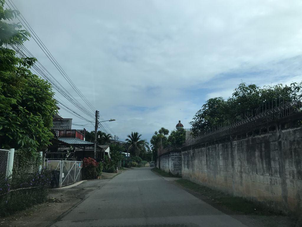 ภาพถนนตรงที่ The grace clinic ตั้งอยู่ ถ่ายโดย prasert พ.ศ. 2561 (2018) · A street-level view of where The grace clinic stands, by prasert in 2561 (2018)