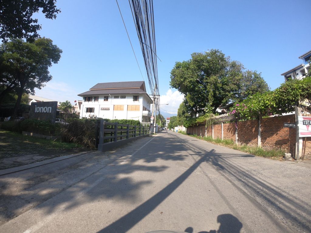 ภาพถนนตรงที่ Ionon ตั้งอยู่ ถ่ายโดย chanuwath_grab พ.ศ. 2562 (2019) · A street-level view of where Ionon stands, by chanuwath_grab in 2562 (2019)
