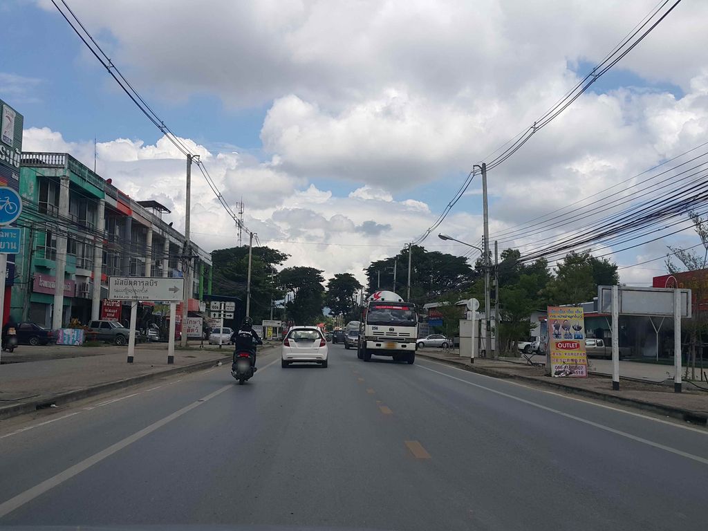 ภาพถนนตรงที่ Big Bee Farm Thailand ตั้งอยู่ ถ่ายโดย jrcarlsen พ.ศ. 2558 (2015) · A street-level view of where Big Bee Farm Thailand stands, by jrcarlsen in 2558 (2015)
