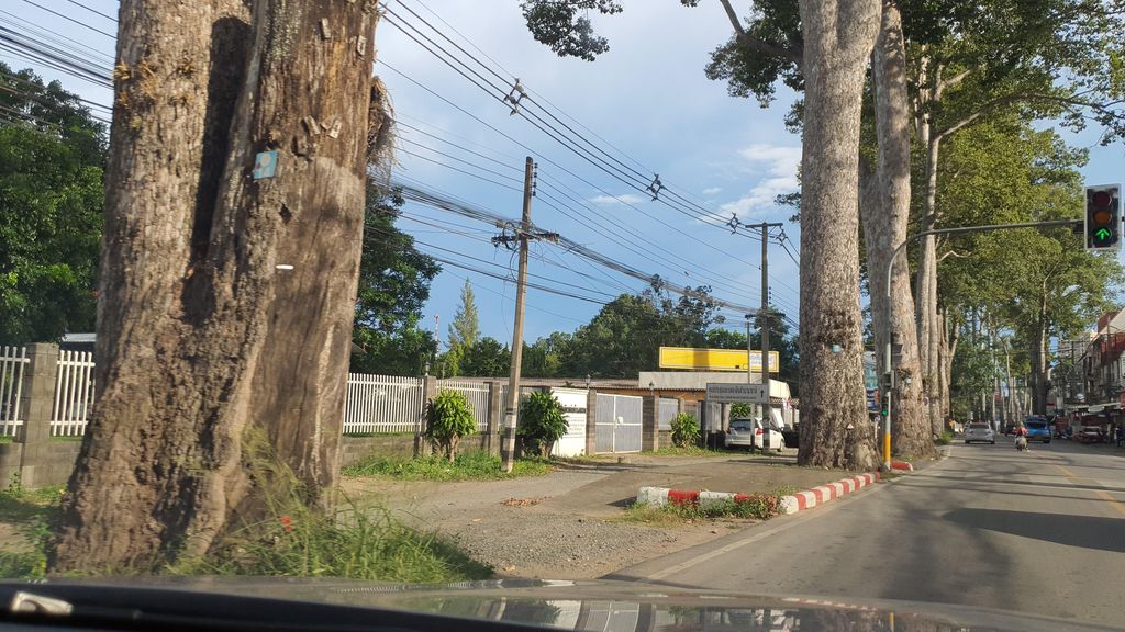 ภาพถนนตรงที่ ลาบกางมุ้ง ตั้งอยู่ ถ่ายโดย jrcarlsen พ.ศ. 2565 (2022) · A street-level view of where ลาบกางมุ้ง · Lapkangmung stands, by jrcarlsen in 2565 (2022)