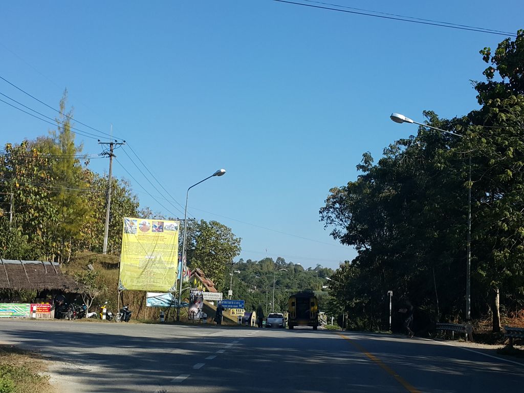 ภาพถนนตรงที่ ด่านตรวจแม่จา ตั้งอยู่ ถ่ายโดย jrcarlsen พ.ศ. 2558 (2015) · A street-level view of where ด่านตรวจแม่จา · Dan Truat Mae Cha stands, by jrcarlsen in 2558 (2015)