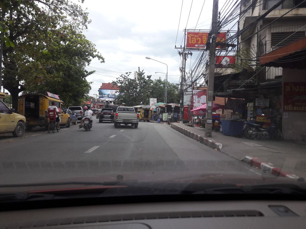 ภาพถนนตรงที่ โชคชัย ร้านทอง ตั้งอยู่ ถ่ายโดย ratchaphat พ.ศ. 2561 (2018) · A street-level view of where โชคชัย ร้านทอง · Chokchai Ran Thong stands, by ratchaphat in 2561 (2018)