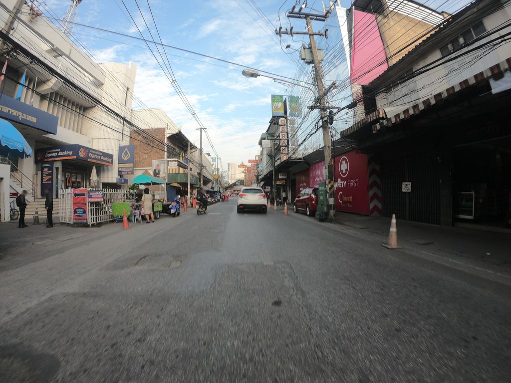 ภาพถนนตรงที่ sripingbar coffee ตั้งอยู่ ถ่ายโดย chanuwath_grab พ.ศ. 2562 (2019) · A street-level view of where sripingbar coffee stands, by chanuwath_grab in 2562 (2019)