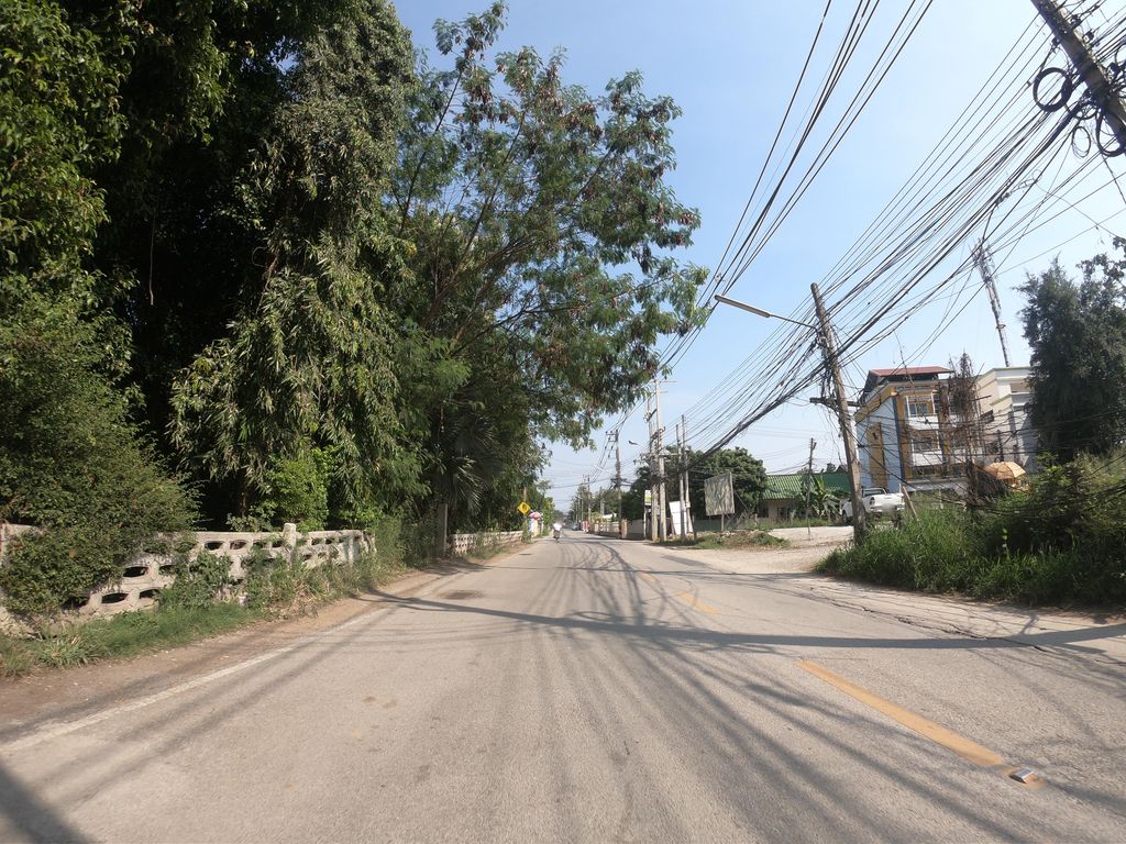 ภาพถนนตรงที่ Guruji Sagarrumagarmatha ตั้งอยู่ ถ่ายโดย chanuwath_grab พ.ศ. 2562 (2019) · A street-level view of where Guruji Sagarrumagarmatha stands, by chanuwath_grab in 2562 (2019)