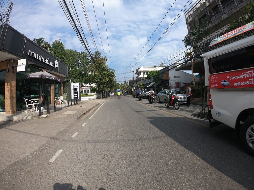 ภาพถนนตรงที่ นายช่าง ก๋วยเตี๋ยวเรืออยุธยา สาขา 61 - สี่แยก รร.ปรินส์ ตั้งอยู่ ถ่ายโดย chanuwath_grab พ.ศ. 2562 (2019) · A street-level view of where นายช่าง ก๋วยเตี๋ยวเรืออยุธยา สาขา 61 - สี่แยก รร.ปรินส์ · Naichang Kuai Tiaoruea Yutya Sakha 61 - Siyaek Ron.Prince stands, by chanuwath_grab in 2562 (2019)