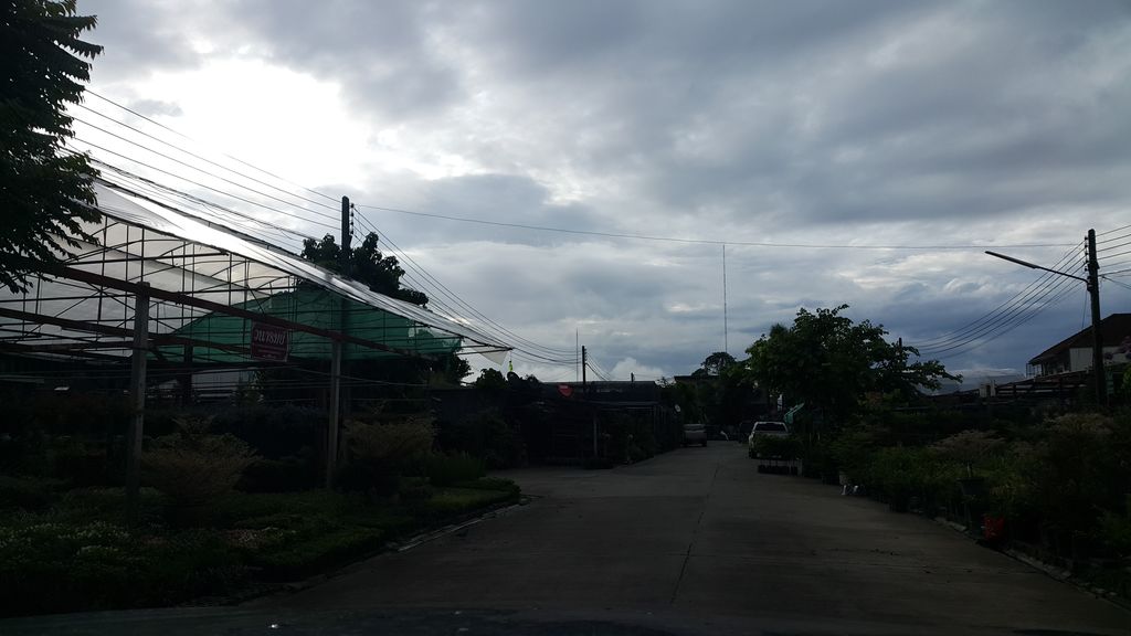 ภาพถนนตรงที่ ตอกเส้นในสวน ตั้งอยู่ ถ่ายโดย jrcarlsen พ.ศ. 2559 (2016) · A street-level view of where ตอกเส้นในสวน · Toksennaisuan stands, by jrcarlsen in 2559 (2016)