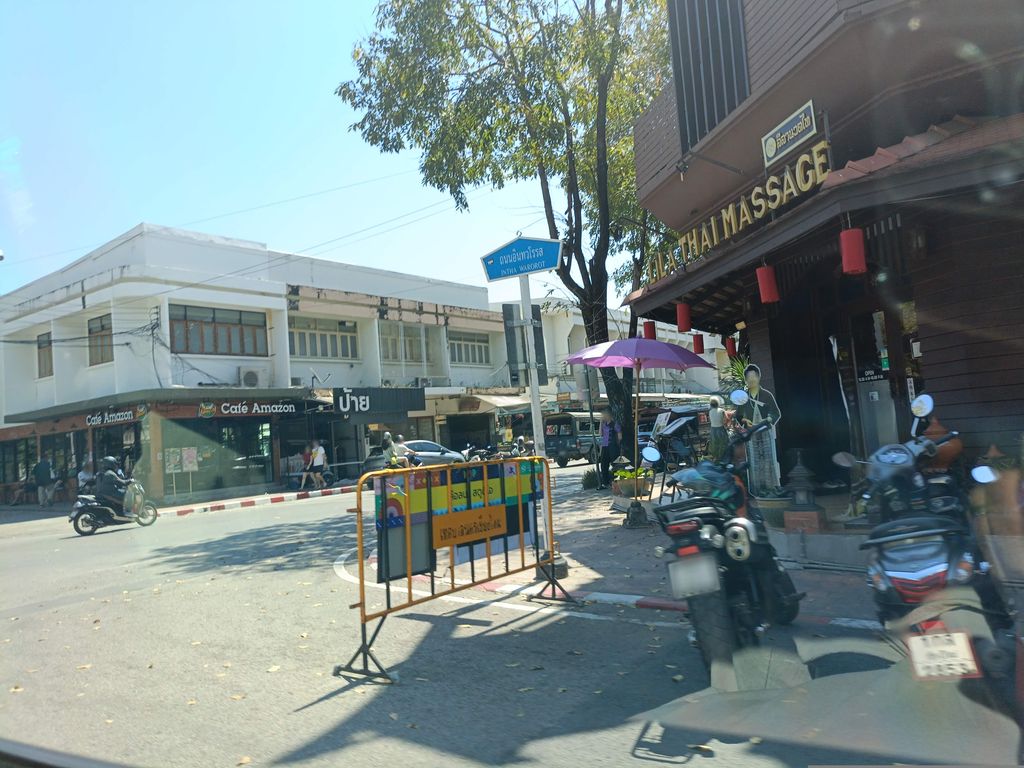 ภาพถนนตรงที่ โรงเรียนศูนย์อพยพแปลง8 ตั้งอยู่ ถ่ายโดย skillsy พ.ศ. 2568 (2025) · A street-level view of where โรงเรียนศูนย์อพยพแปลง8 · Sun Aphayop Plaeng8 School stands, by skillsy in 2568 (2025)