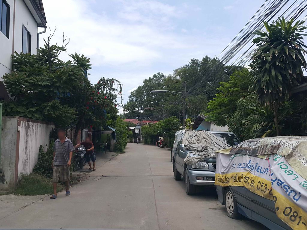 ภาพถนนตรงที่ ข้าวแกงประตูเชียงใหม่ ตั้งอยู่ ถ่ายโดย jrcarlsen พ.ศ. 2558 (2015) · A street-level view of where ข้าวแกงประตูเชียงใหม่ · Khaokaeng Pratu Chiang Mai stands, by jrcarlsen in 2558 (2015)