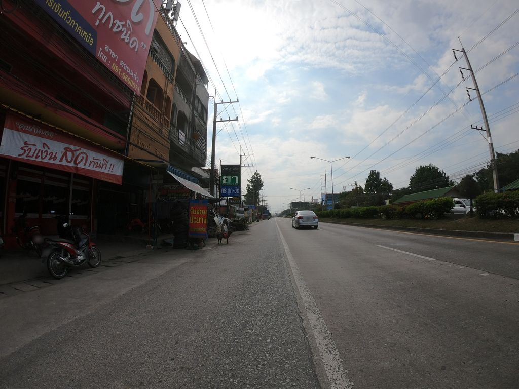 ภาพถนนตรงที่ เปี่ยมสุขหม่าล่า ตั้งอยู่ ถ่ายโดย chanuwath_grab พ.ศ. 2562 (2019) · A street-level view of where เปี่ยมสุขหม่าล่า · Piamsuk Mala stands, by chanuwath_grab in 2562 (2019)