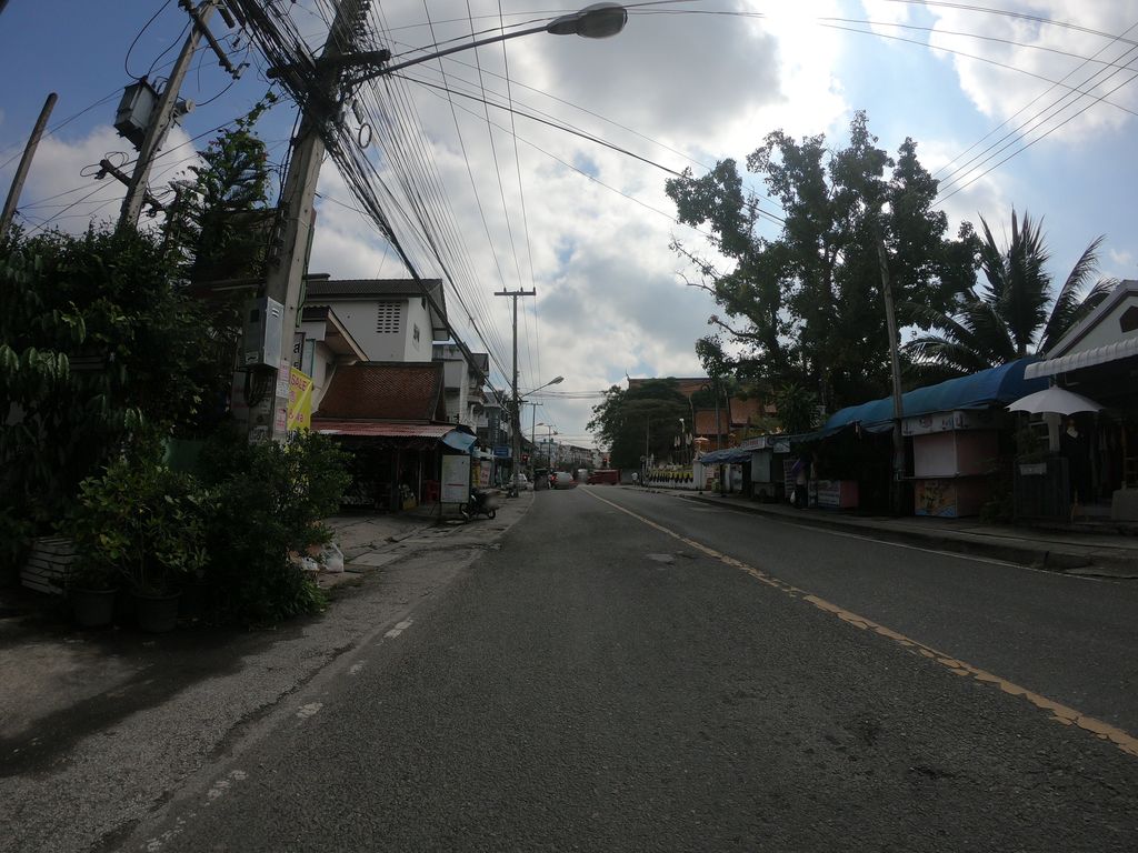 ภาพถนนตรงที่ เมืองทอง ตั้งอยู่ ถ่ายโดย chanuwath_grab พ.ศ. 2562 (2019) · A street-level view of where เมืองทอง · Mueang Thong stands, by chanuwath_grab in 2562 (2019)