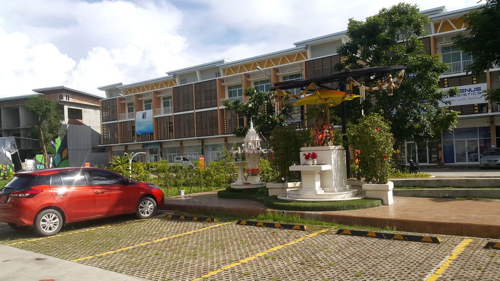 ภาพถนนตรงที่ ALC School | Chiang Mai ตั้งอยู่ ถ่ายโดย jrcarlsen พ.ศ. 2562 (2019) · A street-level view of where ALC School | Chiang Mai stands, by jrcarlsen in 2562 (2019)