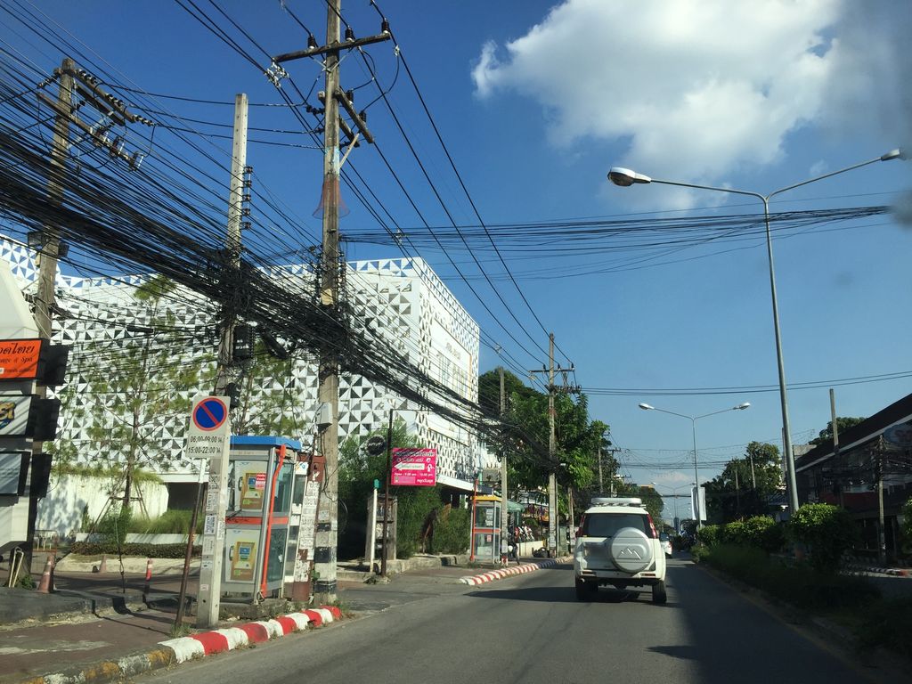ภาพถนนตรงที่ ร้านตัดผมกิรติมศักดิ์ บริการระดับมืออาชีพ ตั้งอยู่ ถ่ายโดย kyoko พ.ศ. 2561 (2018) · A street-level view of where ร้านตัดผมกิรติมศักดิ์ บริการระดับมืออาชีพ · Kin Tim Sak Brikan Radap Mueachip Barber stands, by kyoko in 2561 (2018)