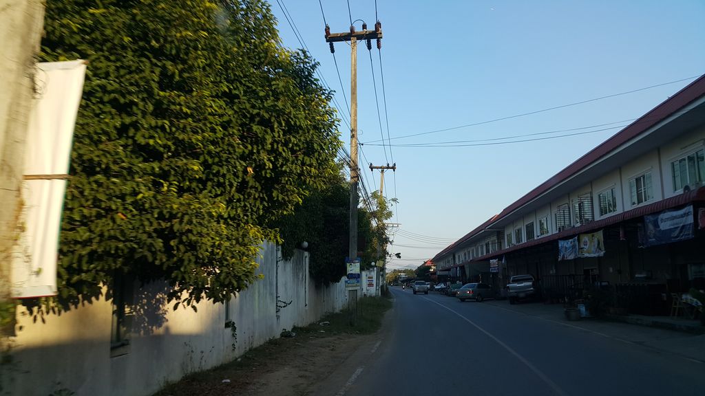 ภาพถนนตรงที่ ร้านครัวป่อหลวงแม่หลวง ตั้งอยู่ ถ่ายโดย jrcarlsen พ.ศ. 2560 (2017) · A street-level view of where ร้านครัวป่อหลวงแม่หลวง · Ran Khrua Po Luang Mae Luang stands, by jrcarlsen in 2560 (2017)