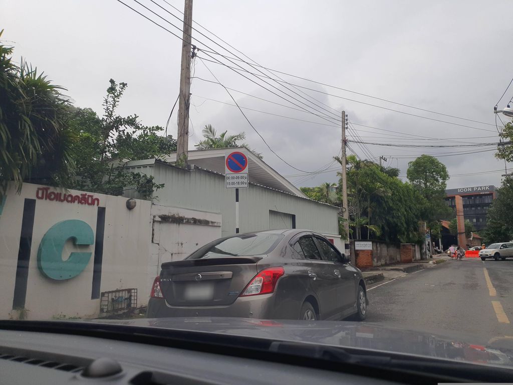 ภาพถนนตรงที่ นีโอเมด คลินิก ตั้งอยู่ ถ่ายโดย jrcarlsen พ.ศ. 2566 (2023) · A street-level view of where นีโอเมด คลินิก · Niomet Clinic stands, by jrcarlsen in 2566 (2023)