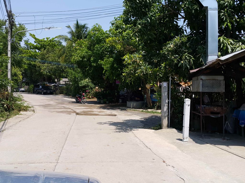ภาพถนนตรงที่ บ้านป่างิ้ว ตั้งอยู่ ถ่ายโดย jrcarlsen พ.ศ. 2558 (2015) · A street-level view of where บ้านป่างิ้ว · Ban Pa Ngio stands, by jrcarlsen in 2558 (2015)