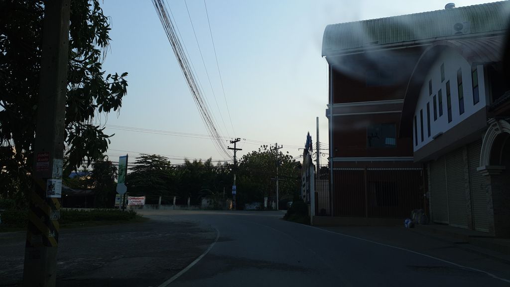 ภาพถนนตรงที่ The Vachiralai Bee School ตั้งอยู่ ถ่ายโดย kyoko พ.ศ. 2562 (2019) · A street-level view of where The Vachiralai Bee School stands, by kyoko in 2562 (2019)