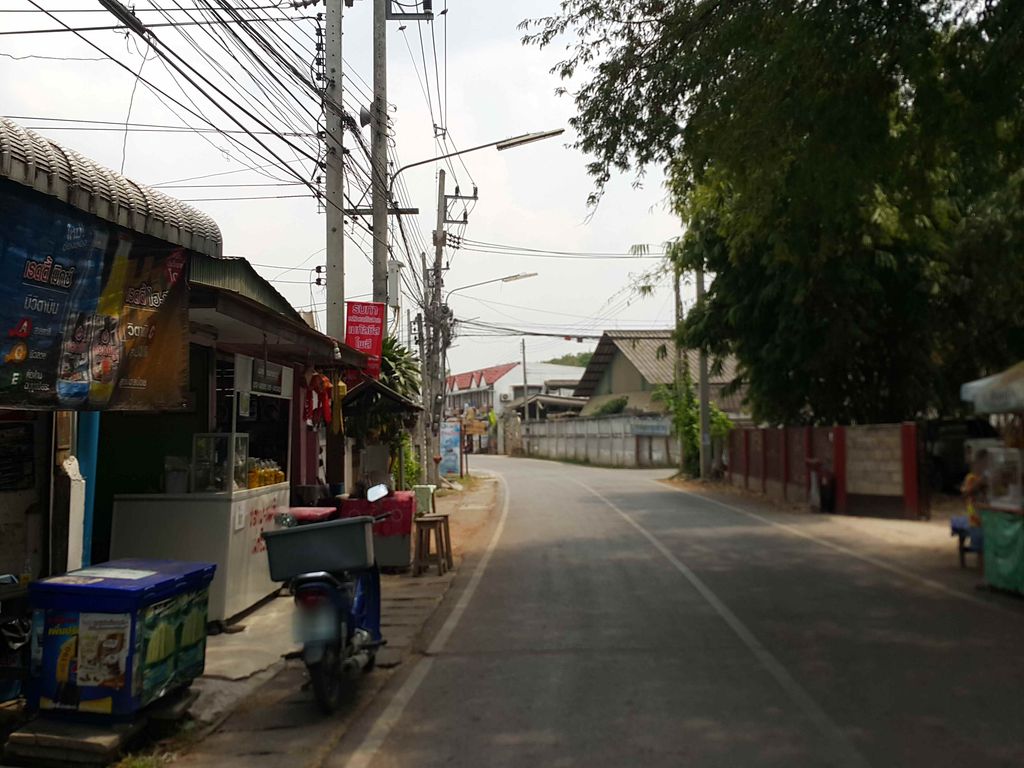 ภาพถนนตรงที่ CHALUMDEE ตั้งอยู่ ถ่ายโดย jrcarlsen พ.ศ. 2558 (2015) · A street-level view of where CHALUMDEE stands, by jrcarlsen in 2558 (2015)