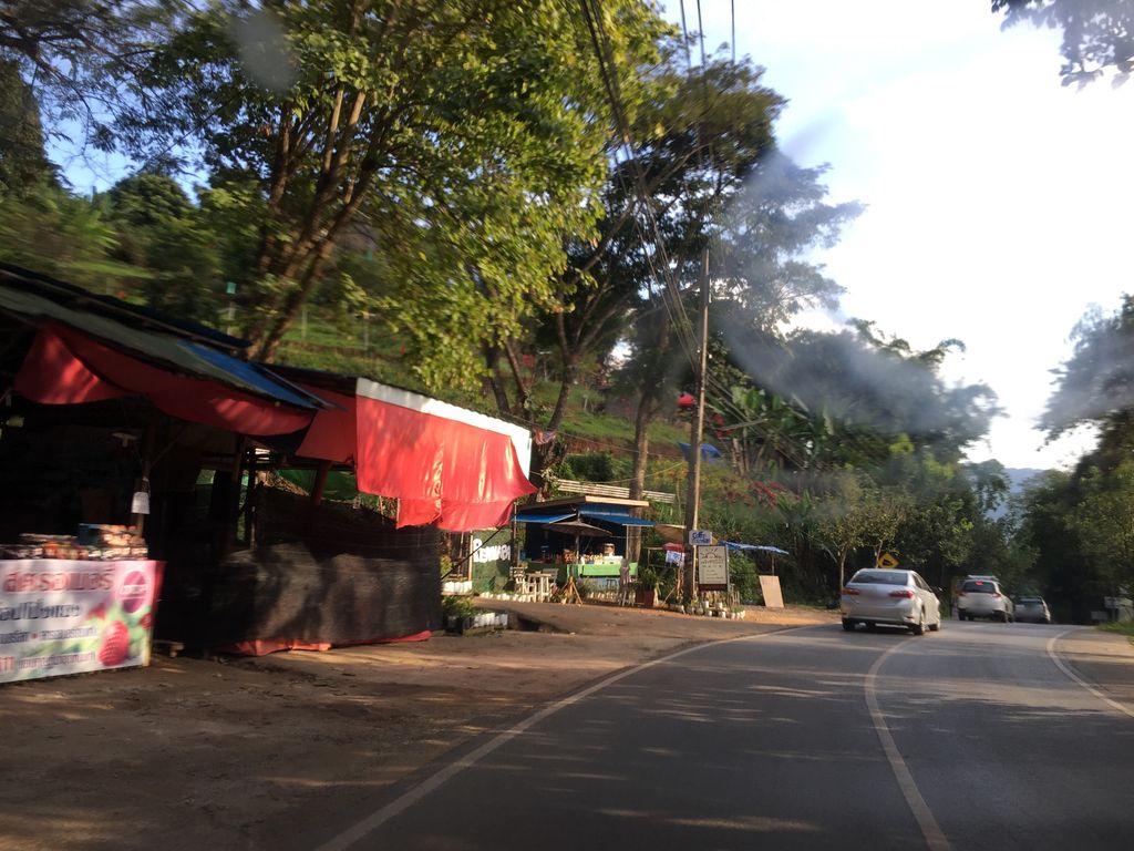 ภาพถนนตรงที่ ม่อนฮัก - Monhug Flower Garden And Camping ตั้งอยู่ ถ่ายโดย kyoko พ.ศ. 2562 (2019) · A street-level view of where ม่อนฮัก - Monhug Flower Garden And Camping stands, by kyoko in 2562 (2019)