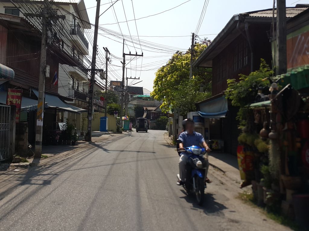 ภาพถนนตรงที่ หอพักสตรีจันทร์อินทร์ ตั้งอยู่ ถ่ายโดย jrcarlsen พ.ศ. 2558 (2015) · A street-level view of where หอพักสตรีจันทร์อินทร์ · Satri Chan In Dormitory stands, by jrcarlsen in 2558 (2015)
