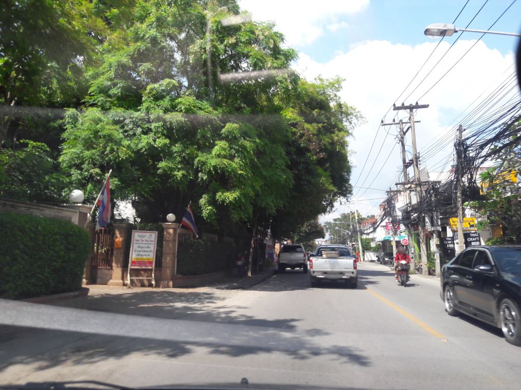 ภาพถนนตรงที่ 239 Studio ตั้งอยู่ ถ่ายโดย superbate พ.ศ. 2561 (2018) · A street-level view of where 239 Studio stands, by superbate in 2561 (2018)