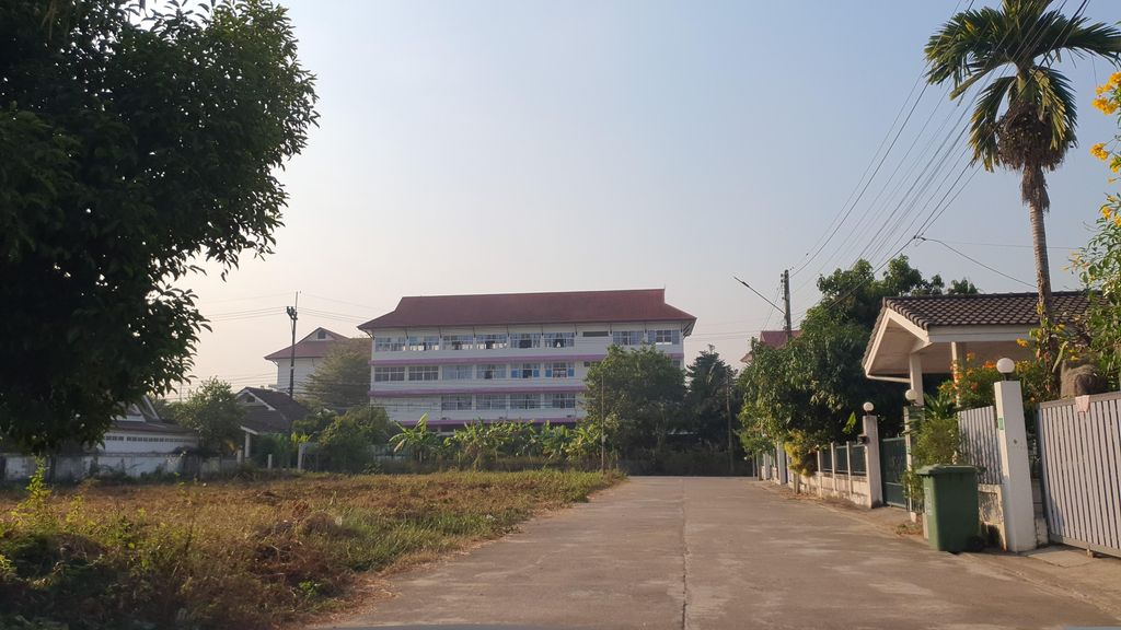 ภาพถนนตรงที่ หมู่บ้านสมหวังวิลเลจ ตั้งอยู่ ถ่ายโดย jrcarlsen พ.ศ. 2566 (2023) · A street-level view of where หมู่บ้านสมหวังวิลเลจ · Somwang Village Village stands, by jrcarlsen in 2566 (2023)
