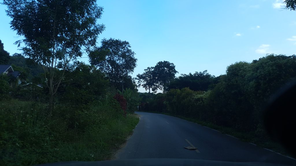 ภาพถนนตรงที่ Chiang Dao Cloud 9 Resort and Cafe ตั้งอยู่ ถ่ายโดย jrcarlsen พ.ศ. 2562 (2019) · A street-level view of where Chiang Dao Cloud 9 Resort and Cafe stands, by jrcarlsen in 2562 (2019)