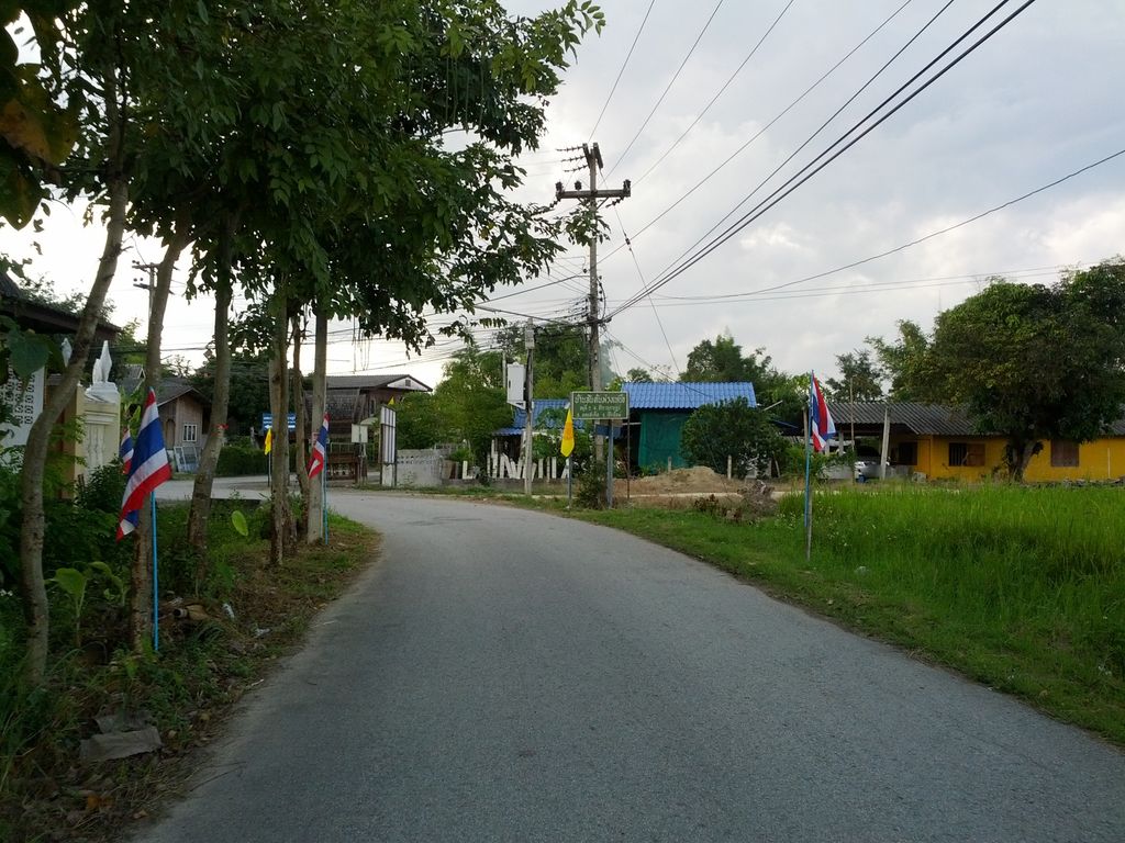 ภาพถนนตรงที่ วัดสันต้นม่วงเหนือ ตั้งอยู่ ถ่ายโดย jrcarlsen พ.ศ. 2557 (2014) · A street-level view of where วัดสันต้นม่วงเหนือ · Wat San Ton Muang Nuea stands, by jrcarlsen in 2557 (2014)