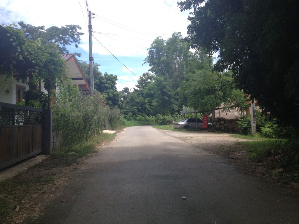 ภาพถนนตรงที่ สวนชื่นอารีย์ ตั้งอยู่ ถ่ายโดย jimwatana พ.ศ. 2558 (2015) · A street-level view of where สวนชื่นอารีย์ · Chuen Ari Garden stands, by jimwatana in 2558 (2015)