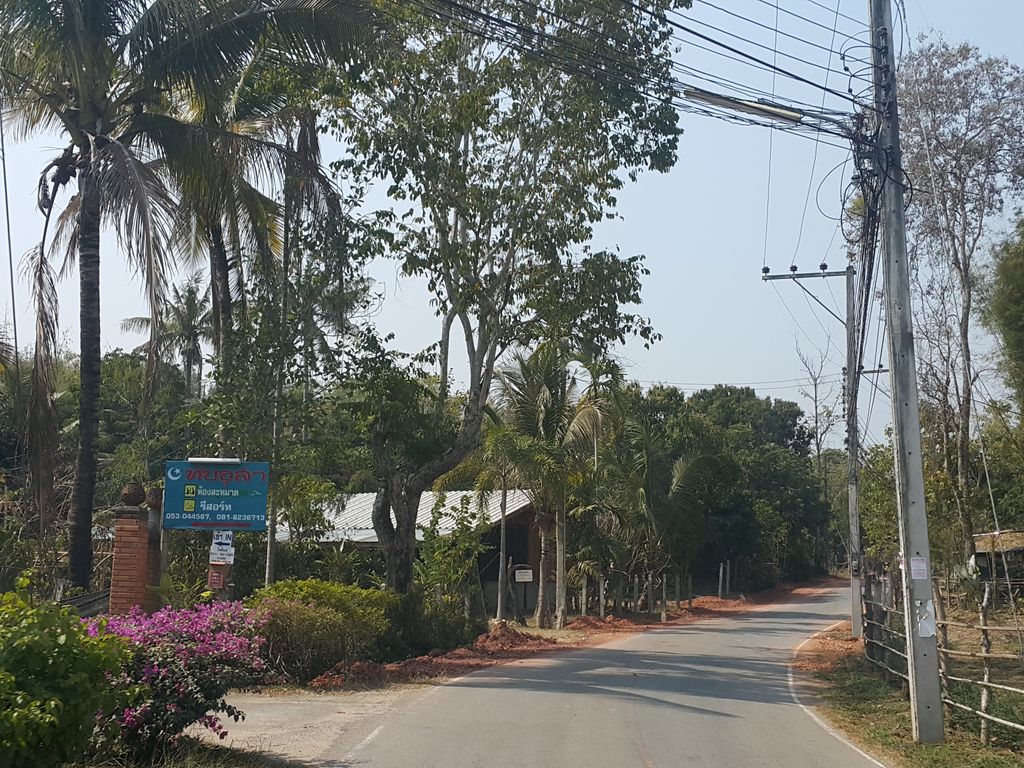ภาพถนนตรงที่ ทับอุสารีสอร์ท ตั้งอยู่ ถ่ายโดย jrcarlsen พ.ศ. 2559 (2016) · A street-level view of where ทับอุสารีสอร์ท · Thap Usa Resort stands, by jrcarlsen in 2559 (2016)